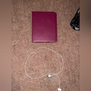 ipad 3 (white) no scratches. comes with case and charger